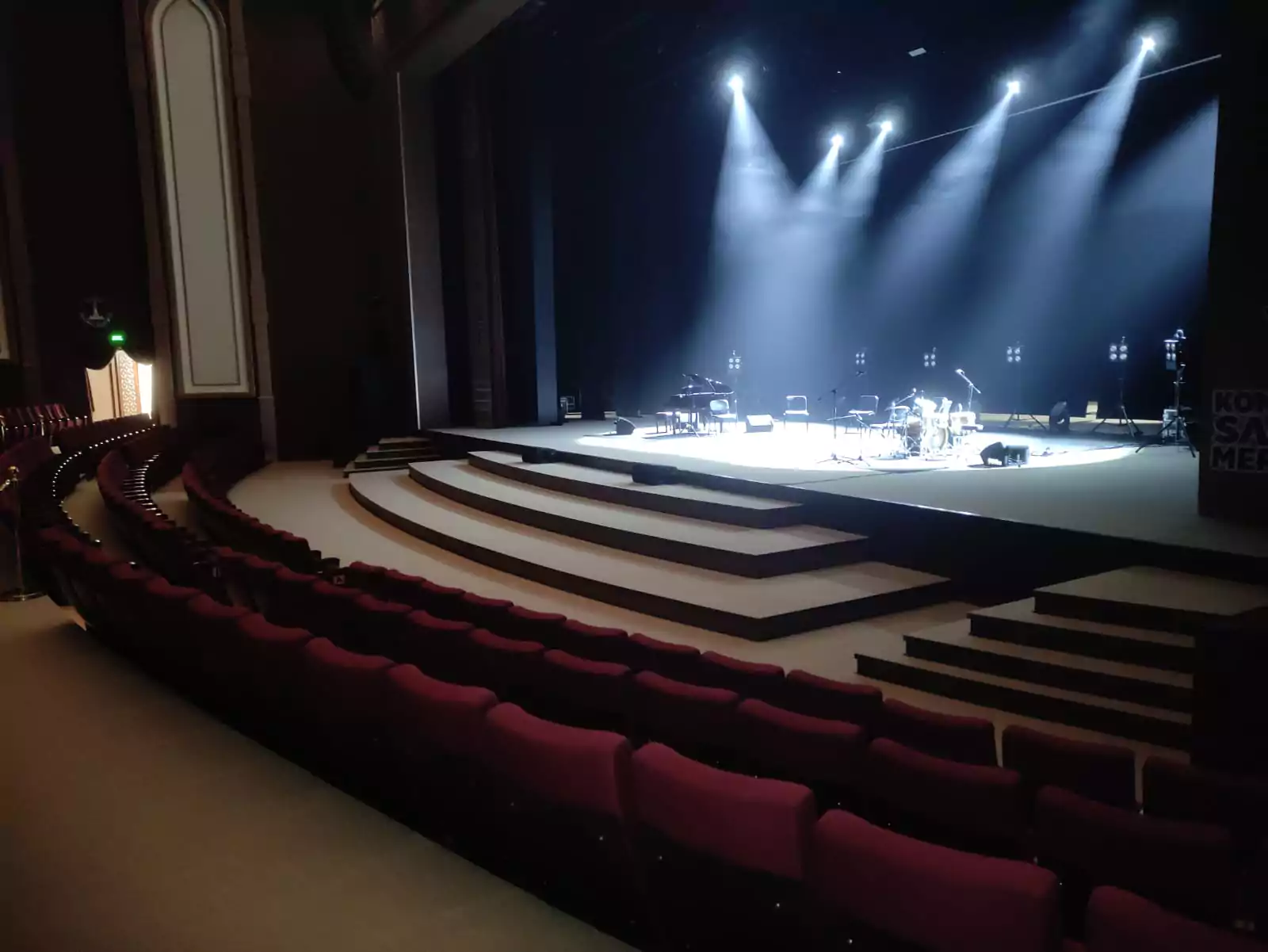 Maßgeschneiderte Sitzlösungen für Konferenzräume und Auditorien, die den höchsten europäischen Standards entsprechen. Image